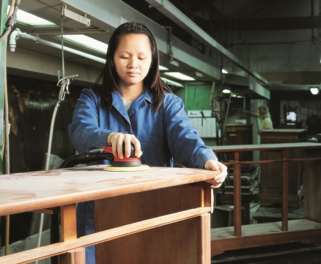Ręczna szlifierka mimośrodowa do drewna w fabryce mebli